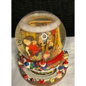 Grandeur Noel Collectible Musical Water Globe "Santa Claus is Coming to Town"